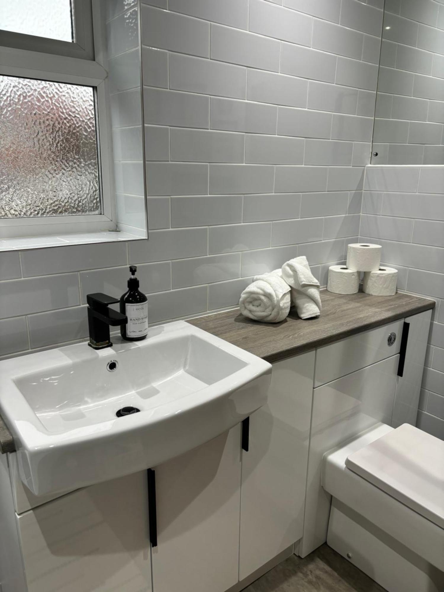 Cozy 3 Bed Home In Halifax With Secure Parking - Long & Short Stays Welcome! Zewnętrze zdjęcie