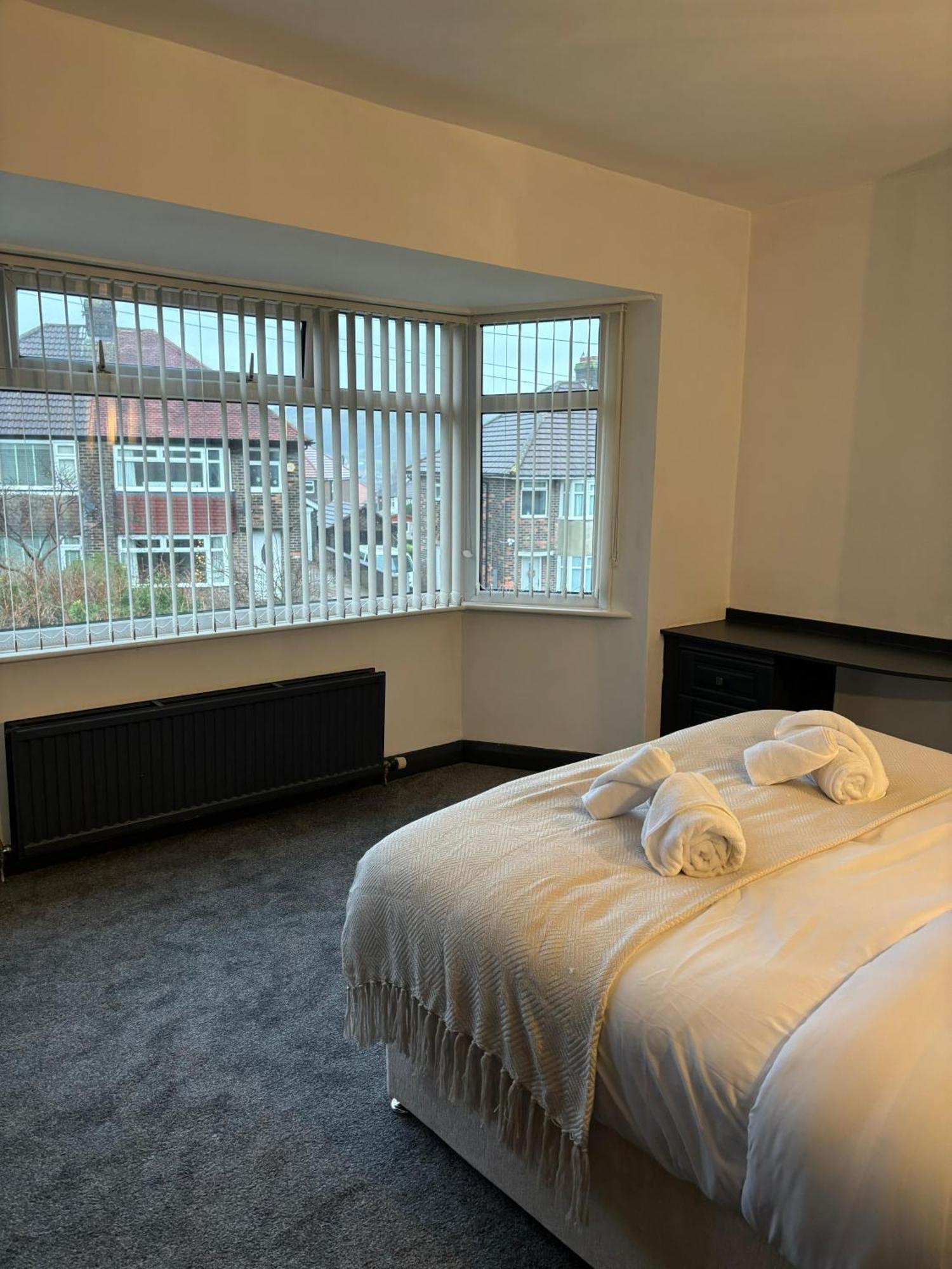 Cozy 3 Bed Home In Halifax With Secure Parking - Long & Short Stays Welcome! Zewnętrze zdjęcie