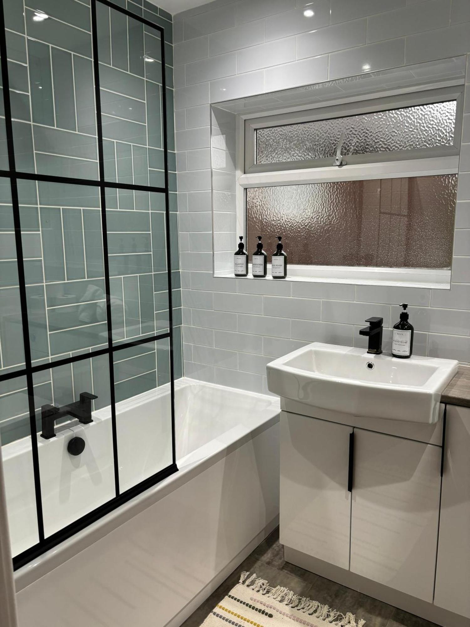 Cozy 3 Bed Home In Halifax With Secure Parking - Long & Short Stays Welcome! Zewnętrze zdjęcie
