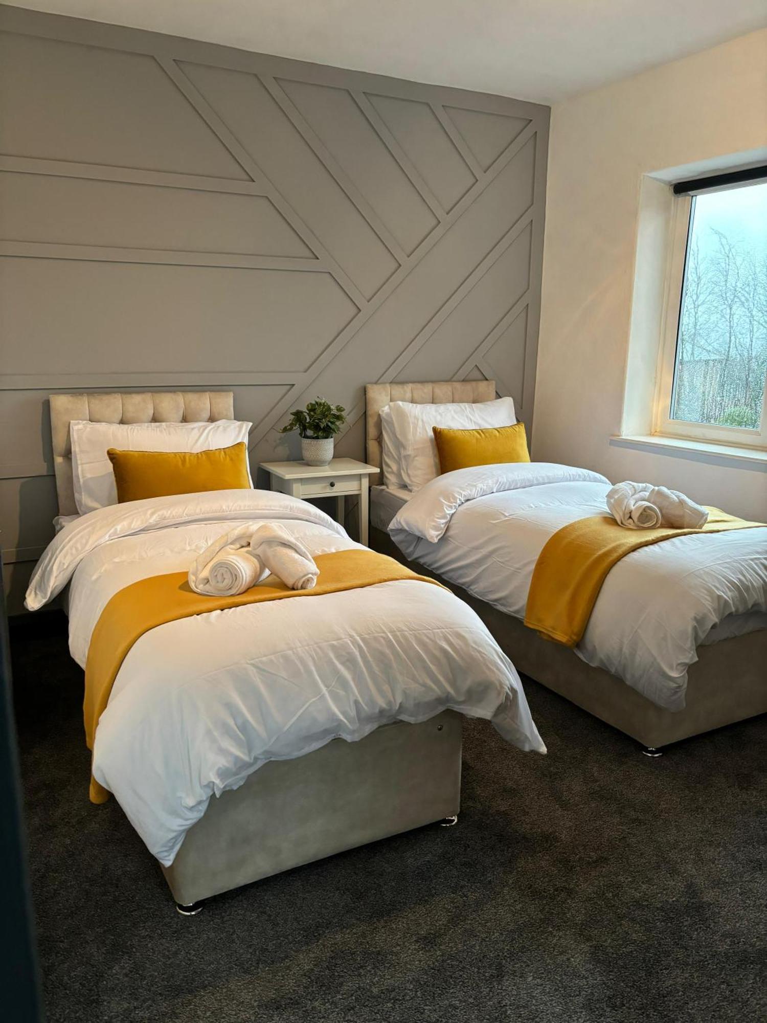 Cozy 3 Bed Home In Halifax With Secure Parking - Long & Short Stays Welcome! Zewnętrze zdjęcie